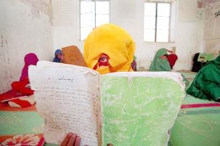 طالبات باكستانيات أرغمتهن (طالبان) على التعلم في البيوت